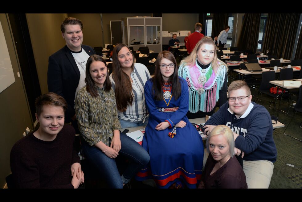 Arbeiderpartiets ungdom gjorde seg bemerket på det samepolitiske landsmøtet. Brynjar Saus, Eivind Yrjan Stamnes, Alessia Reina, Mariell Haugli, Malin Kvanli, Mari Benedicte Johnsen, Gaute Klogh Henriksen og Cecilie Hansen.
 Foto: Steinar Solaas