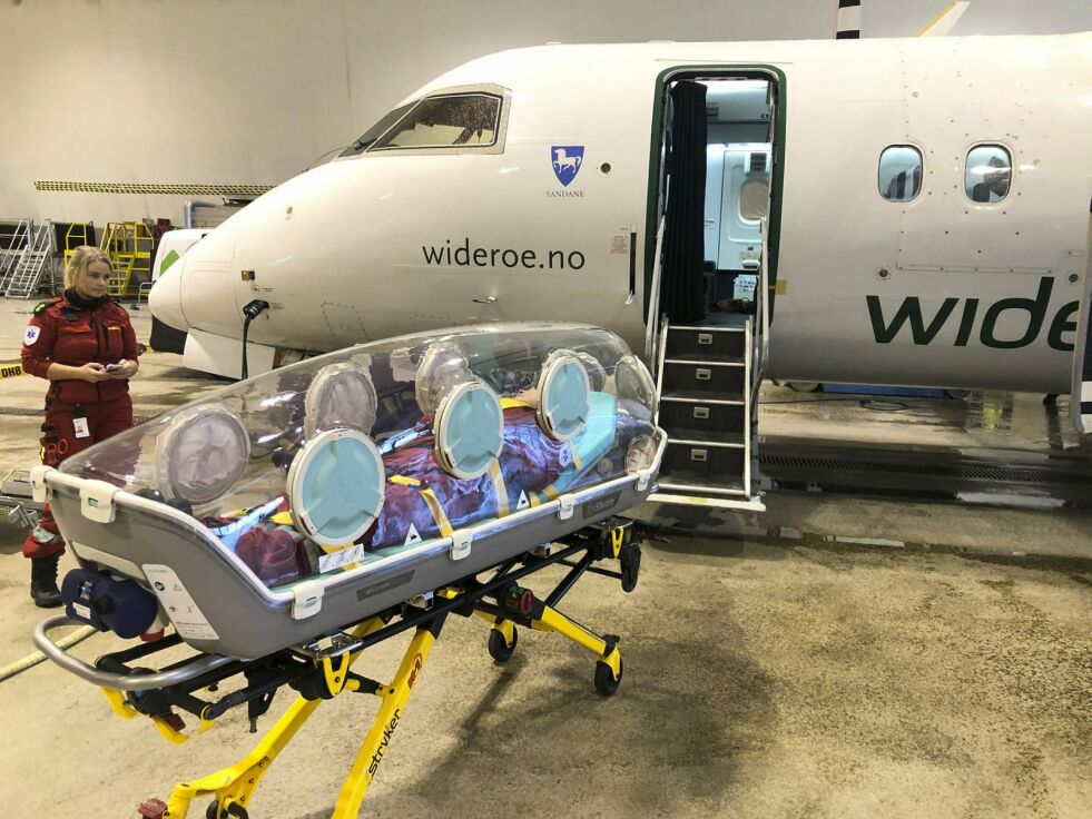 Widerøes Dash 8–100 og smittevernkuvøse. Foto: Luftambulanseavdelingen, Universitetssykehuset Nord-Norge HF.