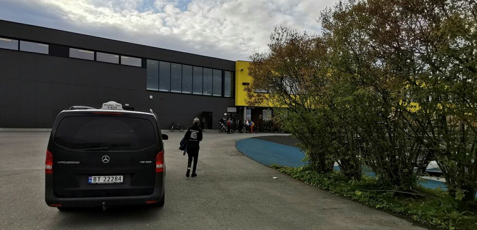 Denne eleven, som her blir satt av ved skolen i Kirkenes, har hver uke reisetid til skolen på 16 timer, og én dag er den på hele 4 timer og 20 minutter.
 Foto: Privat