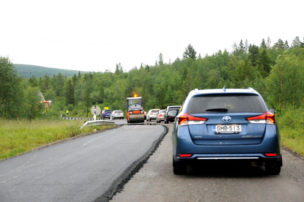 Her arbeides det med nyasfaltering av et par stubber av veien fra Karasjok sentrum til finskegrensen, og det fører til noen minutters venting på dagtid.
 Foto: Stein Torger Svala