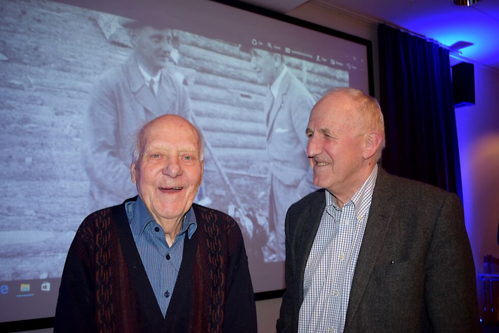 Theodor Abrahamsen og Yngve Astrup på grenseseminaret i Kirkenes. Foran bilde av Theodors Abrahamsens far Egil Abrahamsen og Yngve Astrups morfar Fredrik Prytz, etter gjeddefangst fra et tjern i Onega i 1925.
 Foto: Birgitte Wisur Olsen