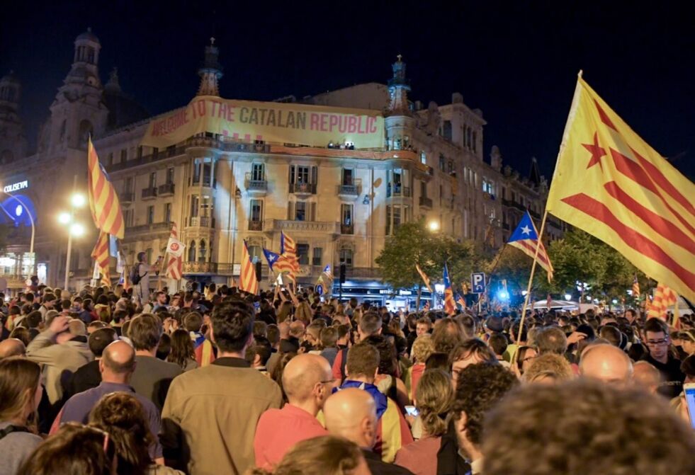 Det var store demonstrasjoner i alle katalanske byer onsdag kveld, men også  i mange spanske byer. Selv i Madrid har demonstranter støttet katalanernes krav om å få avholde en folkeavstemming. Her i fra demonstrasjonen på terrorrammede La Rambla i Barcelona.
 Foto: Asemblea
