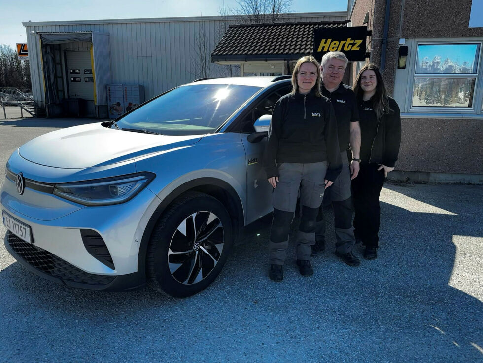 Hertz sitt team i Lakselv, Louise Eero Hove (fra venstre), Roy Rønning og Chloe Mackenzie.
 Foto: Privat