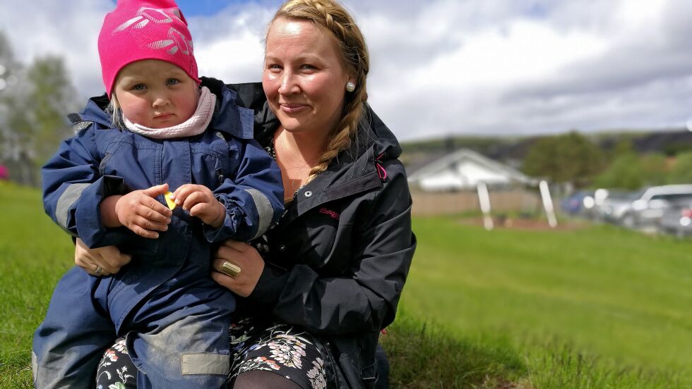 Hilde Danielsen har opplevd en språklig oppblomstring for datteren Signa Maarja. Nå frykter hun et dårligere språktilbud.
 Foto: Erik Brenli