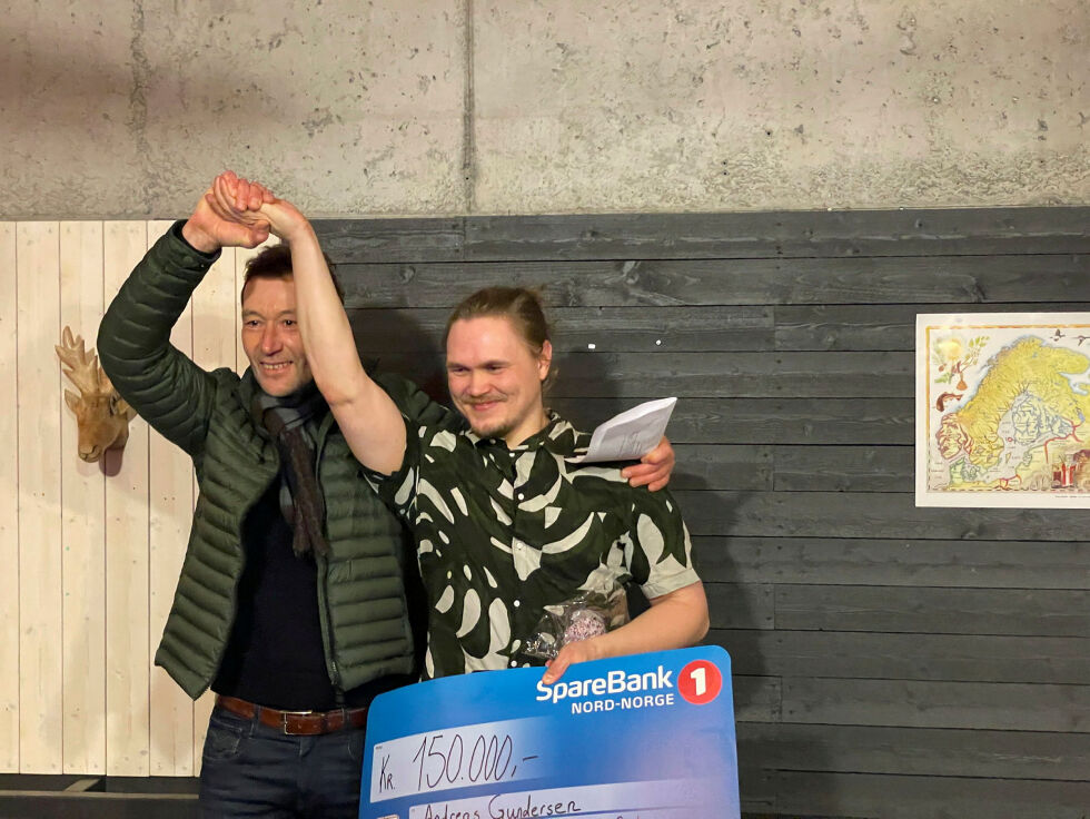 Banksjef Tom Rosanoff overrakte sjekken til komponist og pianist Andreas Gundersen.
 Foto: Birgitte Wisur Olsen
