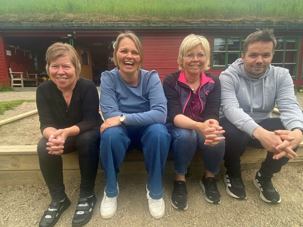 Hilda Eilertsen, Connie Mohaug, Eirin Johannessen og Mika Heikurainen tar seg en liten pause ved sandkassa, mens de gleder seg til nytt barnehageår.
 Foto: Hans-Petter Tapi