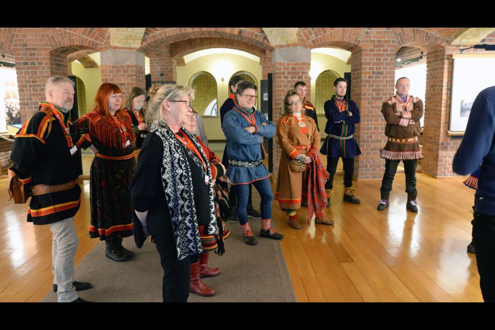 Samenes parlament møter Norges parlament. I februar i år var Sametingets representanter på Stortinget, hvor det blant annet var felles seminar med stortingsrepresentanter. Bildet er fra ei omvisning på stortingsbygget.
 Foto: Steinar Solaas