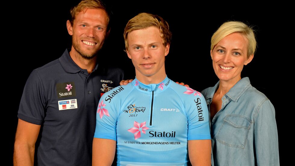 Sirma IL-syklisten Henrik Arntzen Joks gjorde en meget bra figur under Arctic Race-konkurransen for unge talenter. Her er han sammen med Thor Hushovd  og Cathrine Instebø, sponsorsjef i Statoil.
 Foto: Harald Pettersen/Statoil