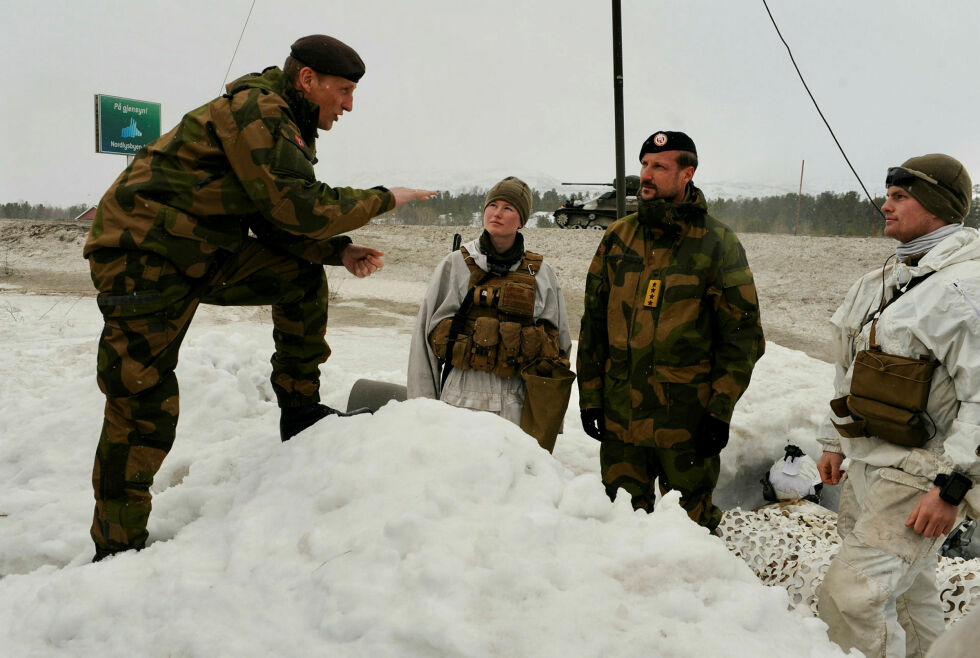 Forsvarssjef generalmajor Eirik Kristoffersen og general kronprins Haakon Magnus får innblikk i arbeidsplassen til speider Mille Baastad Berg og lagfører Henrik Amundsen i radio-gruppa, under Nordic Response. Arbeidsplassen, som boplassen, er i veigrøfta ved innfartsåren E45 til Alta.
 Foto: Rita Heitmann
