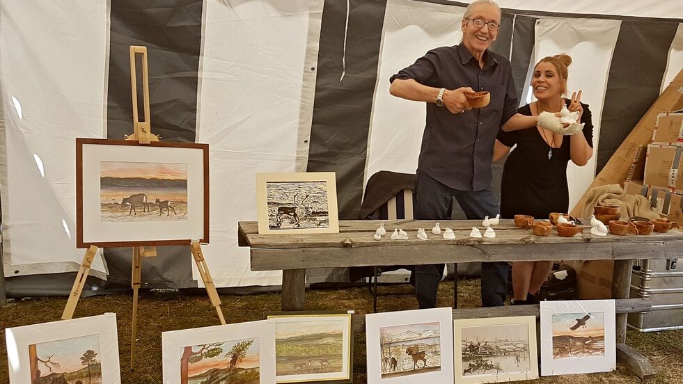 Arild Wara er bygdas mest kjent kunstner, og stilte ut og solgte bilder og andre sjøllaga produkter sammen med sin kone Rima Osvled Wara.
 Foto: Stein Tore Sivertsen