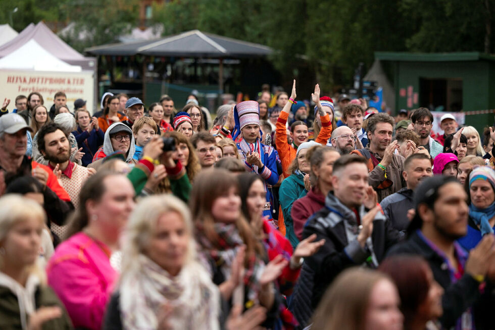 Festivalen, som arrangeres årlig i den sjøsamiske bygda Olmmáivággi, fortsetter sin tradisjon med å løfte frem urfolk fra hele verden.
 Foto: Pressefoto