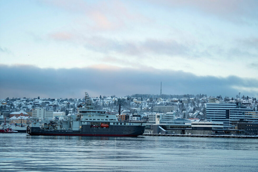 Forskningsskipet Kronprins Haakon seiler inn mot Tromsø fra sør. Det passerer blant annet Norsk polarinstitutt og Polaria på veg mot havn.
 Foto: Jørn-Berger-Nyvoll / UiT