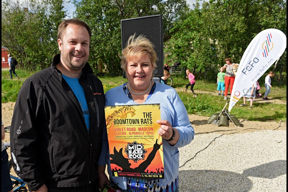 Statsminister Erna Solberg er fornøyd med artistene på Midnattsrocken og tror det blir en god fest. Hun la spesielt merke til The Boomtown Rats og Bob Geldof.
 Foto: Sigurd Schanke