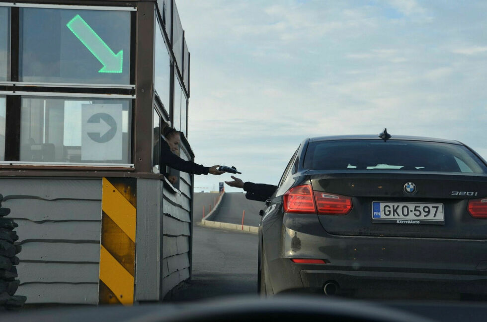 Avgiftsinnkreving i de omstridte bomkioskene i 2017, noe Scandic ønsker å fortsette med. Fylkesmannen i Troms og Finnmark stoppet forlengelse av løyvet i 2019 da avgiften ikke gikk til dekning av tiltak i henhold til friluftslovens regler. «Nordkapp-platået besøkes årlig av omtrent 270.000 mennesker, hvorav de fleste ankommer med motorkjøretøyer. Kostnadene til drift, vedlikehold og investeringer knyttet til parkeringsplassen og friluftsarealene på Nordkapp-platået utgjør årlig et betydelig beløp, og Scandic ønsker gjennom adkomstavgiften å få dekket kostnader selskapet har knyttet til forvaltningen av disse arealene innenfor rammen av friluftsloven», skriver Scandic i sin nye søknad.
 Foto: Jan Olsen