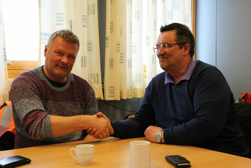 Nesseby-ordfører Knut Store (til høyre) synes det er trist at Kjell Mietinen har måtte ta bedriften sin til skifteretten. Her fra et tidligere møte.
 Foto: Torbjørn ittelin
