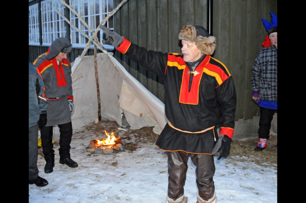 Tanaværingen Nils Utsi er tildelt Finnmark fylkeskommunes kulturpris for 2016.
Bildet er fra 2014 da Utsi deltok under avduking av krigsminnemonument i Tana og her forteller han om da familien hans flyktet til fjells.
 Foto: Tom Hardy (arkiv)