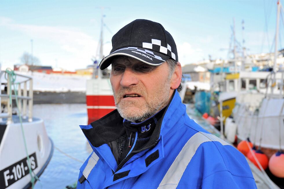 Arvid Evertsen fra Alta koser seg gjerne med ekte sjømannslitteratur mens han venter på bedre vær slik at han kommer seg på sjøen igjen.
 Foto: Ronald Andersen
