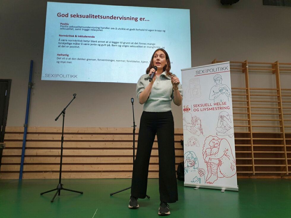 Sex og Politikks teamleder for seksualitetsundervisning, Vilde Graff Senje presenterte den samiske utgaven av «Uke 16» i Kautokeino tirsdag denne uken.
 Foto: Privat