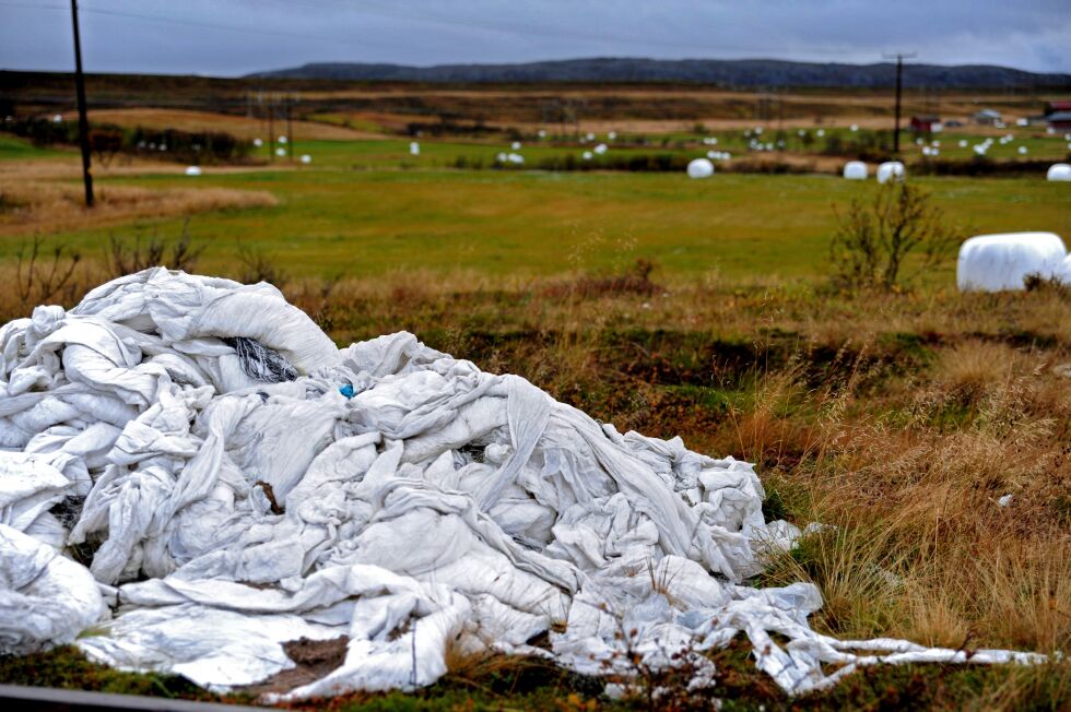 Før sneen legger seg kan Ságats lesere bli med på å tipse om rundballeplast som forsøpler.
 Foto: Karsten Ugelvik