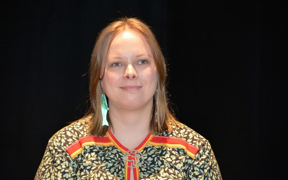 Leder av Romssa sámi searvi, Sandra Márjá West, forteller om Duodji-LAN og om revitalisering.
 Foto: Elin M. Wersland