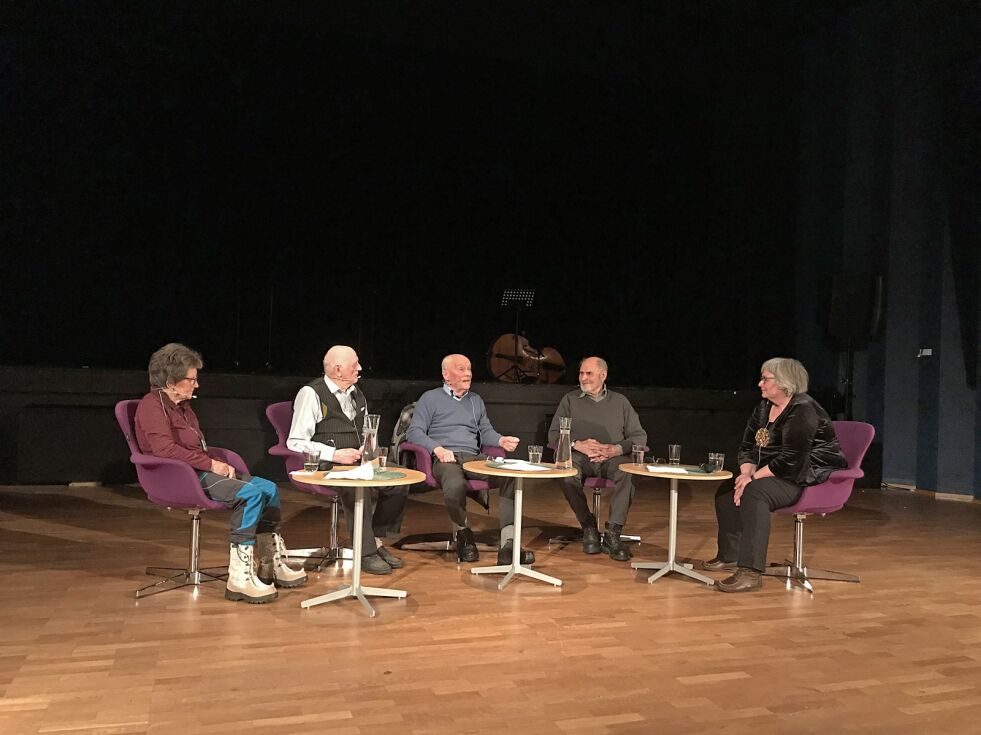 Eli Birkely Richardsen, Aksel Jensen, Arvid Petterson og Sverre Opdahl delte noen av historiene fra krigens dager. Oppvekst- og kultursjef Irmelin Klemetzen styrte det hele.
 Foto: Roger Albrigtsen
