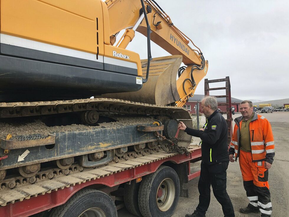 Jan Le­on­hard­sen og Roy Westberg, som job­ber i tek­nisk hos Tana kom­mu­ne, har en gra­ve­ma­skin klar på hen­ger i til­fel­le den trengs ved ut­ryk­ning.
ALLE FOTO: Bir­git­te Wisur Olsen