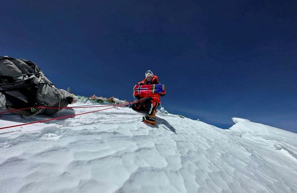 Kristin Harila besteg Mount Everest og nabofjellet Lhotse i rekordfart natt til tirsdag. Dermed har karielværingen tatt 6 av 14 topper i sitt rekordforsøk. Her er hun avbildet på fjellet Kanchenjunga.
 Foto: Privat