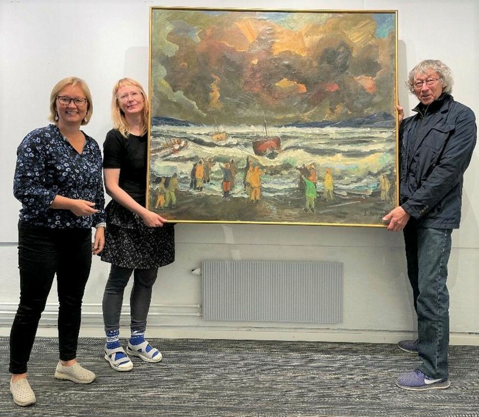 Heidi Holmgren (til venstre), formidler Emma Gunnarsson og Knut Erik Jensen ønsker velkommen til utstillingsåpning av Einar Berger sine malerier torsdag 23. juni.
 Foto: Nordkappmuseet