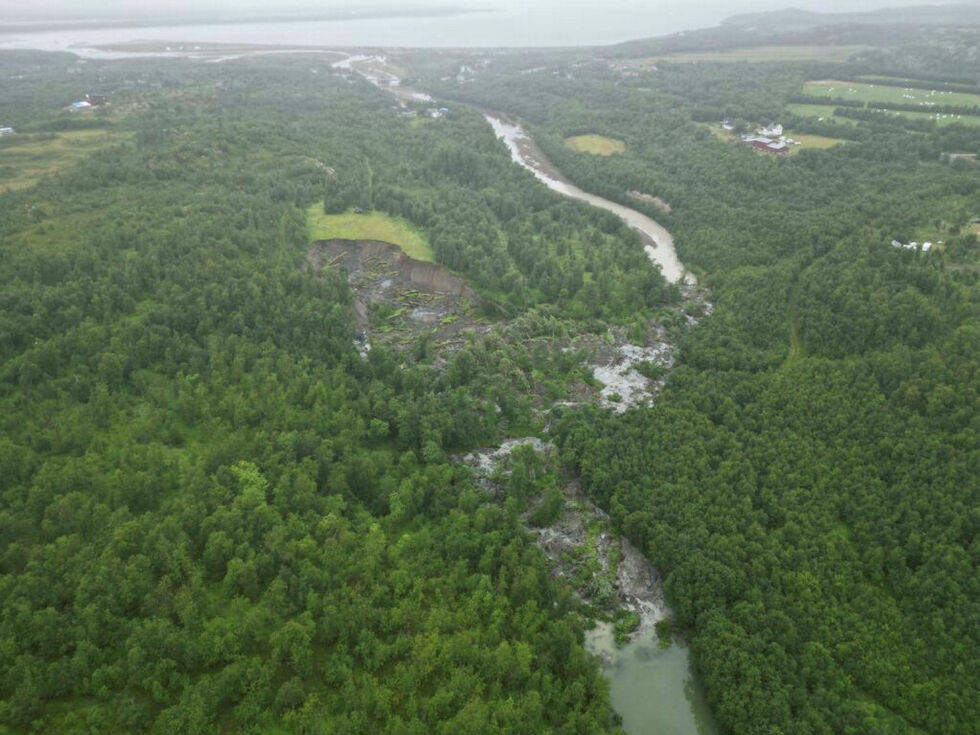 Bildet er tatt etter leirraset i Brennelva i juli 2024. Nå vil NVE forhindre flere ras i området.
 Foto: Porsanger kommune