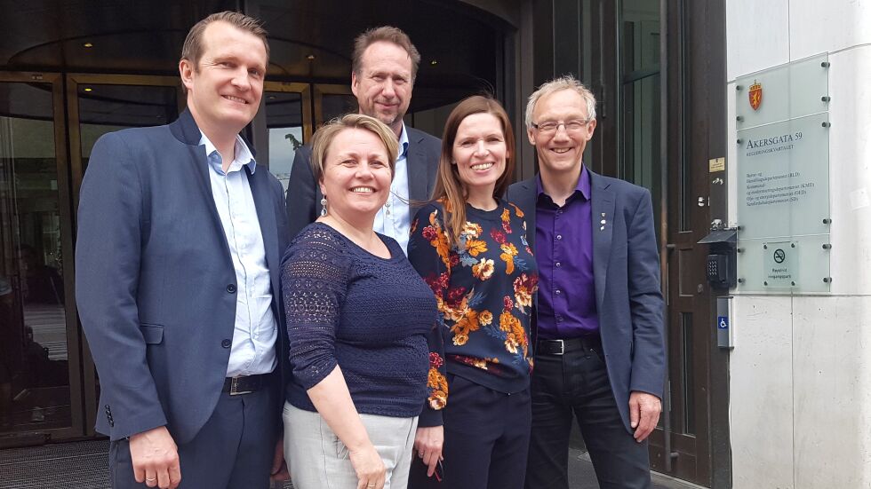 Ordførerne Aina Borch i Porsanger og Stine Akselsen i Lebesby krever sikrere bredbånd. Fra venstre Sigve Gusdal, statssekretær Reynir Johannesson og fylkesråd for samferdsel i Finnmark Geir Ove Bakken.
 Foto: Pressefoto