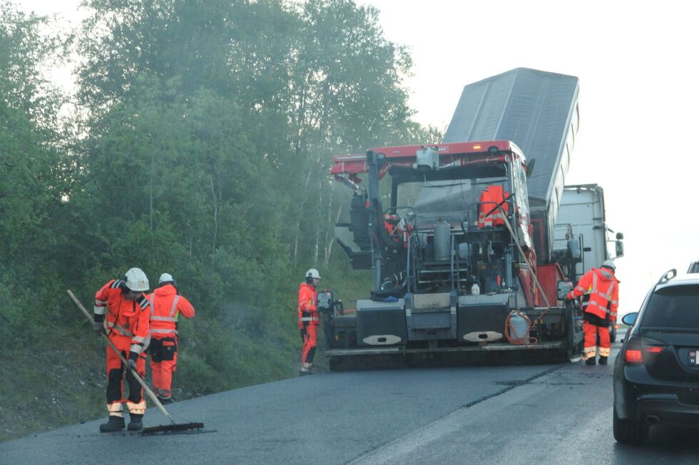 For å få slettest mulig veidekke legges det i dag to lag asfalt, slik som her ved nordenden av «Langstrekka» utenfor Kirkenes.
 Foto: Hallgeir Henriksen