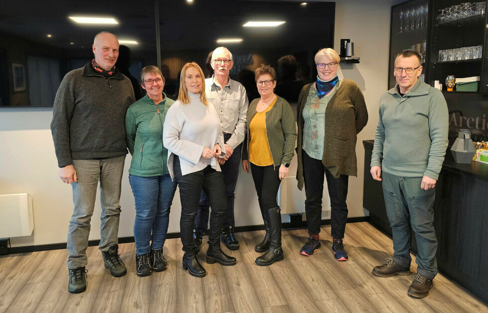 Medlemmene i Finnmark ekspeditørforening, her representert ved Einar Røe, Ilone Røe, Bente Aust, Eivind Pettersen, Merete H. Bergly, Ann-Kristin Kvalsvik og Knut Bergly, ber lokalpolitikerne se til uttalelsene fra foreningen under arbeidet med nye anbud for ferger og hurtigbåt i fylket.
 Foto: Privat