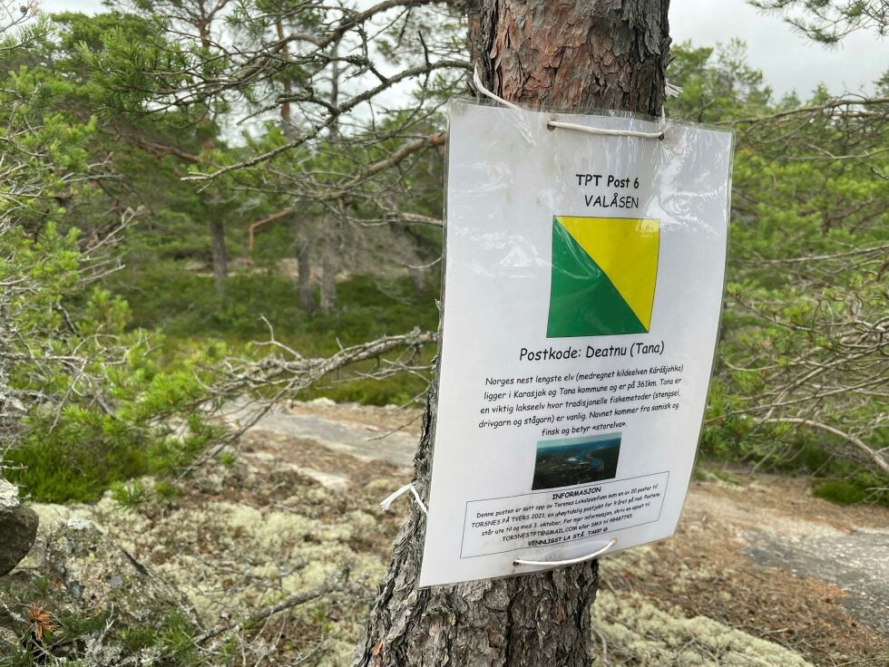 Turgåere i Torsnes får vite litt om Tana.
 Foto: Birgitte Wisur Olsen