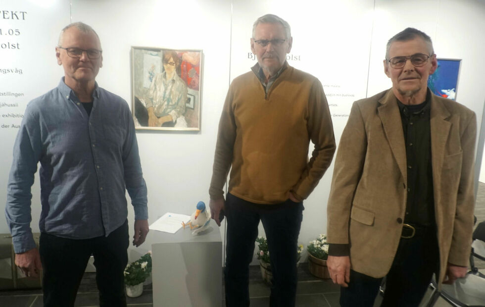 Bjarne Holst sine tre brødre var til stede. Fra venstre Bernt Holst, selvportrett av Bjarne Holst, Gunnar Frank Holst og Trond Holst.
 Foto: Geir Johansen