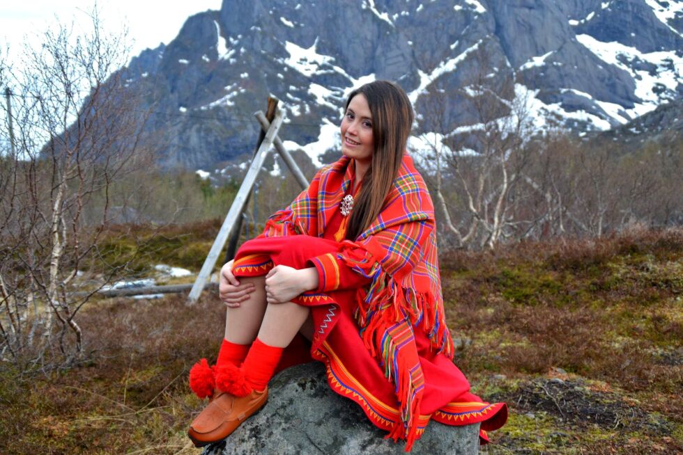Ulrika Snowdon, AUF-leder fra Lofoten, nå bosatt i Kautokeino, ber Lofoten omfavne det samiske og skilte på samisk språk.
 Foto: Privat