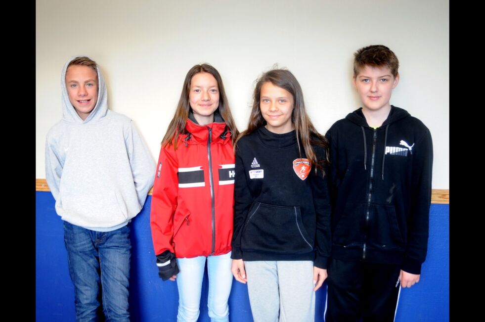 Joakim Olsen, Hedda Strand, Celine Rollstad Johnsen og Benjamin Ulriksen mener det er mulig å overleve skoledagene uten mobilen.
 Foto: Hannah Persen