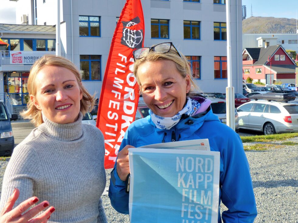 Gry Elisabeth Mortensen (til venstre) og Kjersti Røst er begge glødende film-entusiaster – og ivrige dugnadsarbeidere under Nordkapp Filmfestival.
 Foto: Geir Johansen