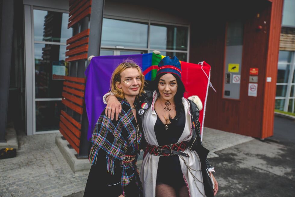 Dávvet Bruun-Solbakk (til venstre) og Timimie Märak snakker begge om transsynlighetsdagen som var på lørdag, den 31. mars. Her er de to avbildet på Sápmi Pride i Kautokeino i 2016.
 Foto: Mads Suhr Pettersen