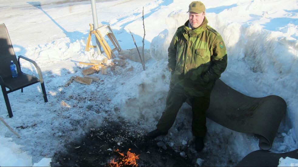 – Vi griller pølser og prøver å få tiden til å gå, forteller  Marius Johnsen Støme. Foto: Rita Heitmann