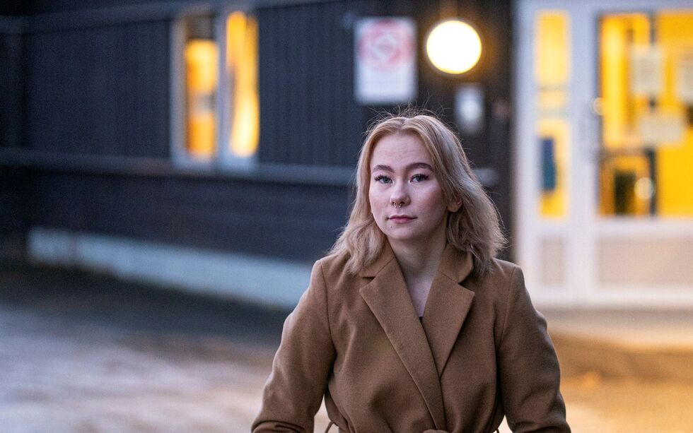 Lu­cie Ari­el Ma­rie Myr­heim (19) trives med jobben, men er bekymret for å kunne smitte pasientene.
 Foto: Marius Thorsen