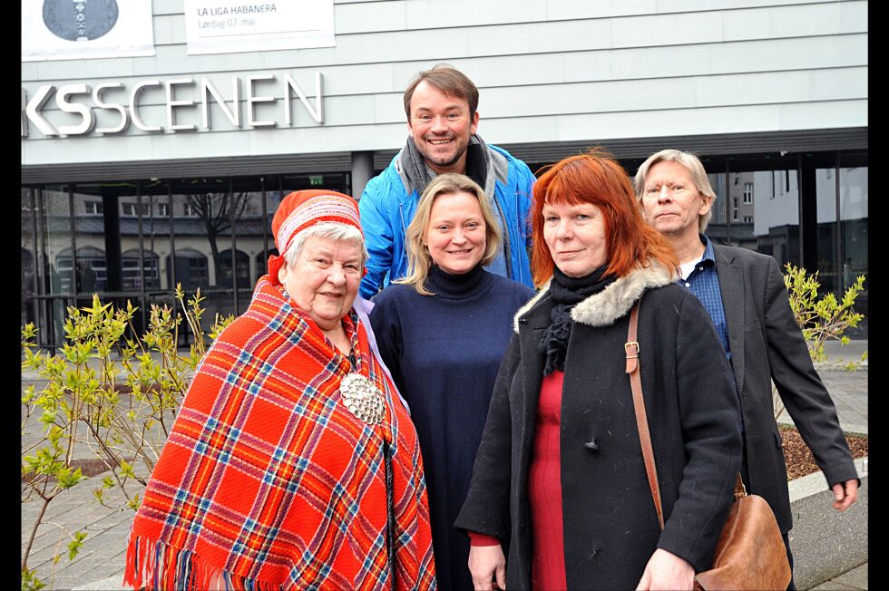 I dag, lørdag, går startskuddet for de samiske kulturdagene i Oslo som denne gjengen har vært med og jobbet frem. Fra venstre: Susanne Hætta, Hilja Henninen, Ann Finbog, Dag Simonsen og Mikkel Gaup (bak).
 Foto: Erik Brenli
