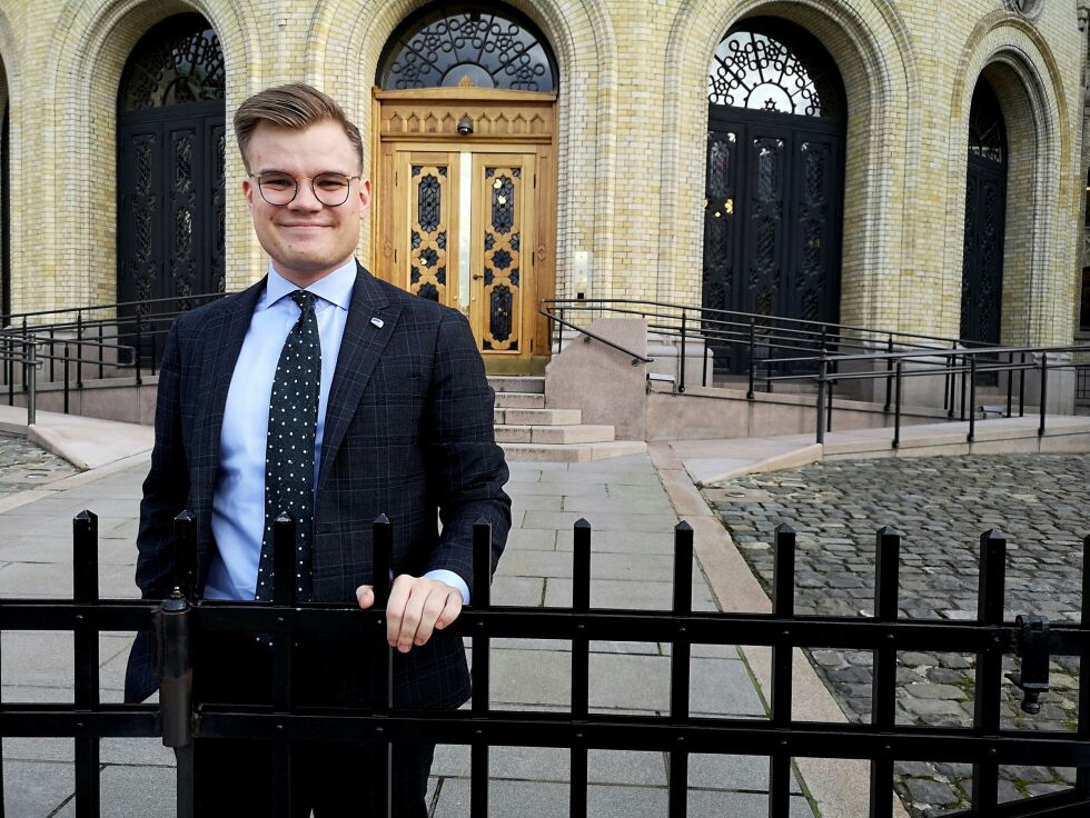 Vetle Langedahl (H) foran Stortinget som vara i 2019. Nå kan han få fast plass
 Foto: Erik Brenli