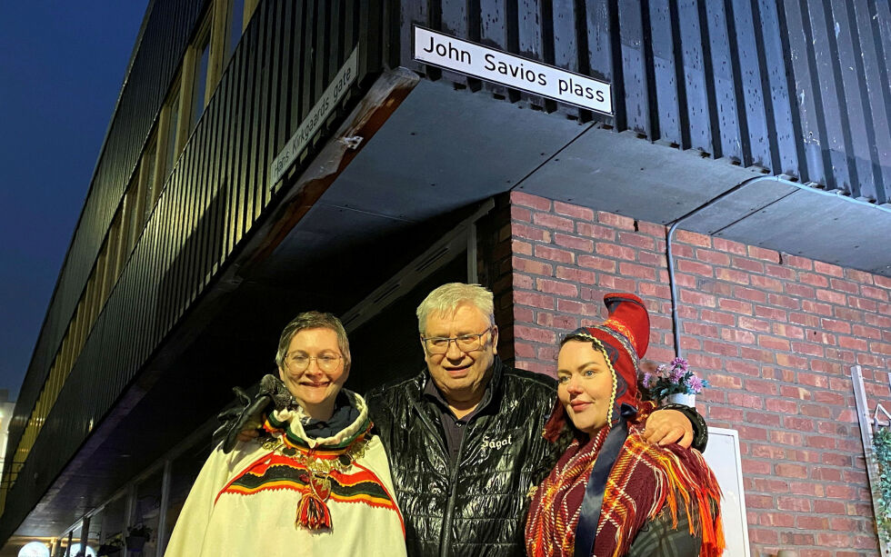 Det var en stolt trio som kunne vise frem nytt skilt. Fra venstre ordfører Lena Norum Bergeng, Ságat-journalist Hallgeir Henriksen og sametingspresident Silje Karine Muotka.
 Foto: Emil Olai Danielsen