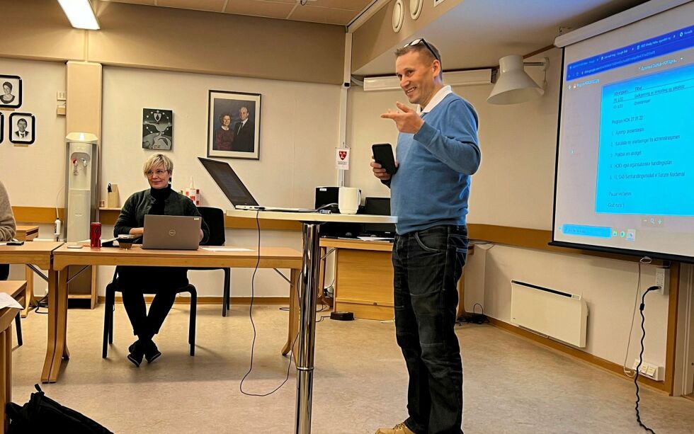 Stig-Ronny Nilsen åpner sitt første møte som leder for Porsanger kommunes utvalg for helse, oppvekst og kultur.
 Foto: Sara Olaussen Stensvold