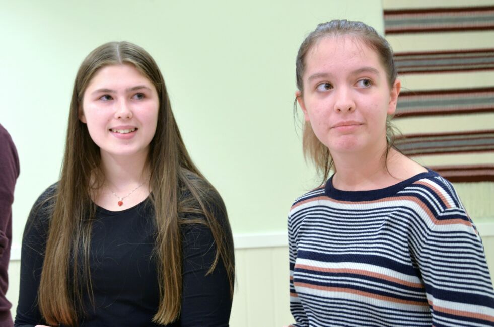 Silje Arild Solheim og Kajsa Enger Hansen har hørt politikernes svar tidligere, uten at ungdoms­miljøet har fått noe løft, men velger likevel å tro politikernes løfter tirsdag, i alle fall inntil videre.
 Foto: Sonja E  Andersen