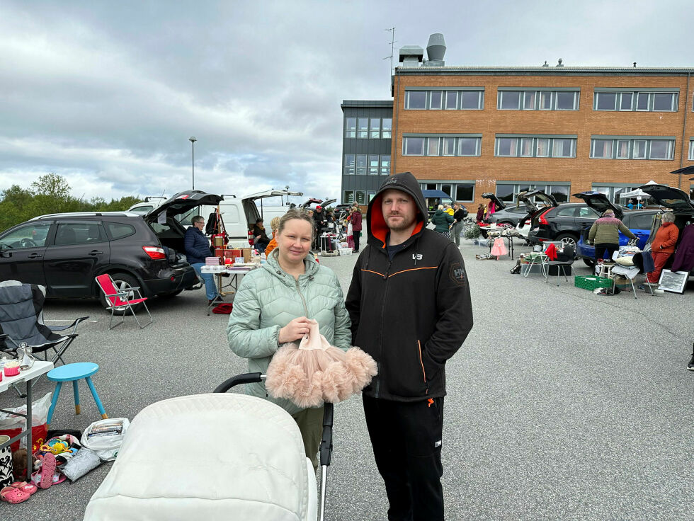 Anja Hi­vand og Glenn Mar­tin Lun­din Mat­hi­sen fikk i gave en søt kjo­le som jen­te­ba­by­en i vog­na skal får bru­ke når hun bli litt eld­re.
 Foto: Hallgeir Henriksen