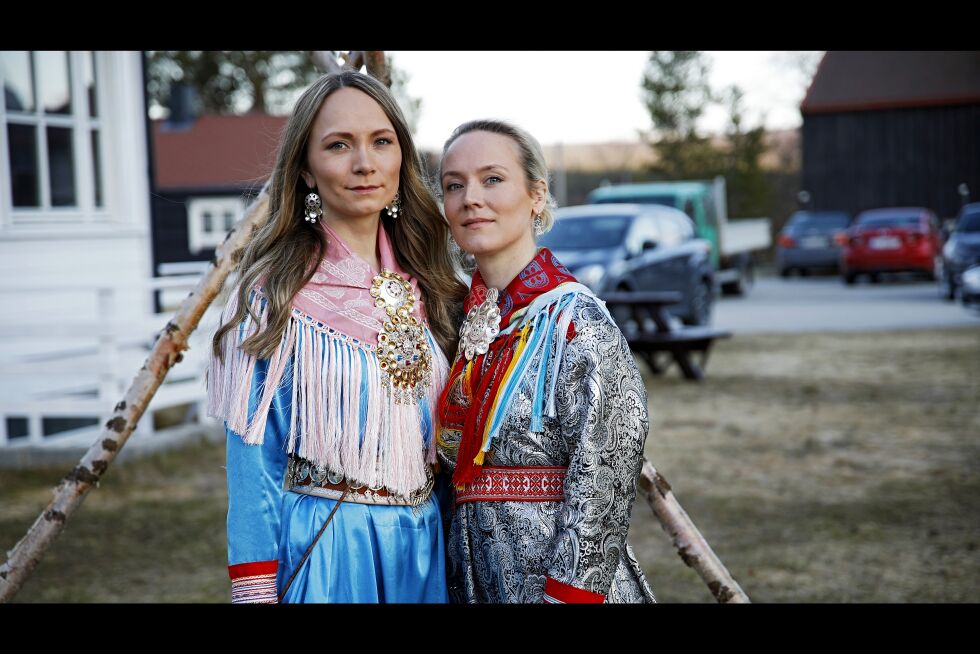 Søstrene Mai-Lis Eira og Elle Márjá Eira har gjort sitt første kunstneriske samarbeid i form av en filmtrilogi på tre deler. Filmen er en hyllest til samiske kvinner, til kvinner som har stått på for å belyse samiske rettighetsspørsmål før i tiden, men også i vår samtid. De melder begge at prosjektet fremdeles pågår, og at reisen ikke er over
 Foto: June  Helén Bjørnback