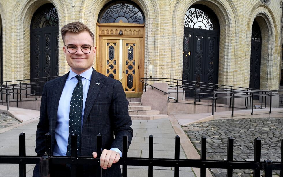Fredag ble det kjent at Vetle Langedahl (H) overtar som politisk rådgiver for utenriksminister Ine Eriksen Søreide (H). Her er Langdahl avbildet av Ságat i forbindelse med at han vikarierte som representant på Stortinget.
 Foto: Erik Brenli