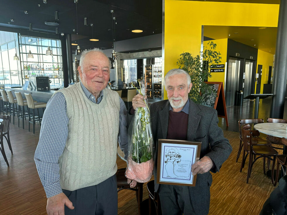 President i Wenche Foss laksefiskerforening, Kåre Våga (til venstre), var klar på at Ole M. Johansen er en særdeles verdig prisvinner.
 Foto: Hallgeir Henriksen