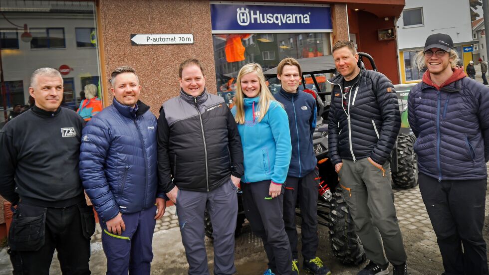 Myhre roser sine ansatte for det arbeidet de utfører. Fra venstre Vidas Masidunskas, Daniel Ness Myhre, Roger Sedeniussen, Susanne Kristiansen, Jonas Pedersen, Runar Johnsen og Adrien Decae.Geir
 Foto: Geir Johansen